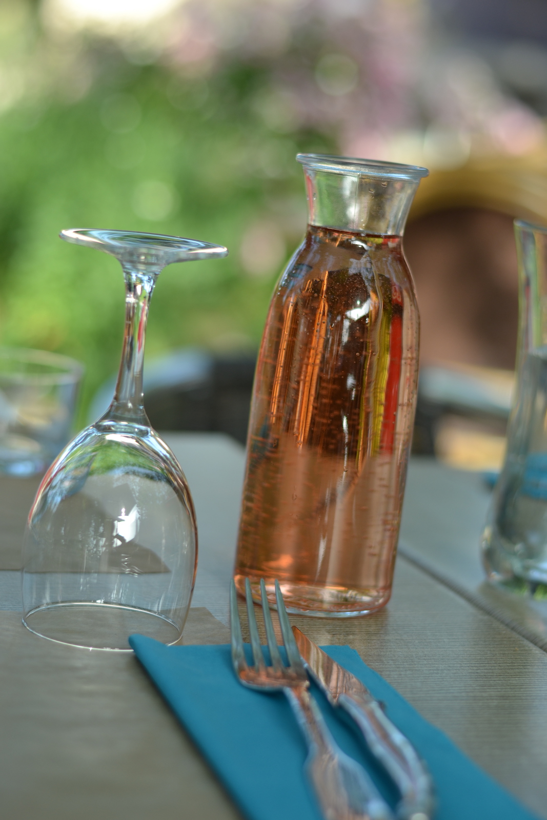 rosé en terrasse-Camping Le Muret